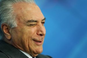 Temer rindo