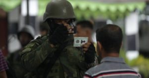 Exercito ficha população pobre do Rio