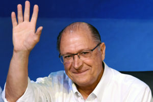 Sao Paulo's Governor Geraldo Alckmin waves during national convention of the Brazilian Social Democratic Party (PSDB), in Brasilia, on December 9, 2017. The PSDB convention overwhelmingly elected Alckmin as its leader -- voting 470 to three -- effectively launching him as the party's candidate for the October 2018 polls. / AFP PHOTO / EVARISTO SA