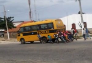 ÔNIBUS EMPURRADOS