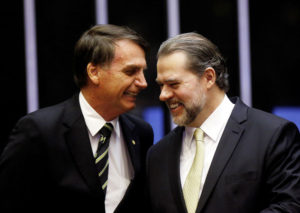 Presidente eleito, Jair Bolsonaro, conversa com presidente do STF, Dias Toffoli, durante celebração dos 30 anos da Constituição brasiliera no Congresso Nacional em Brasília, Distrito Federal 06/11/2018 REUTERS/Adriano Machado